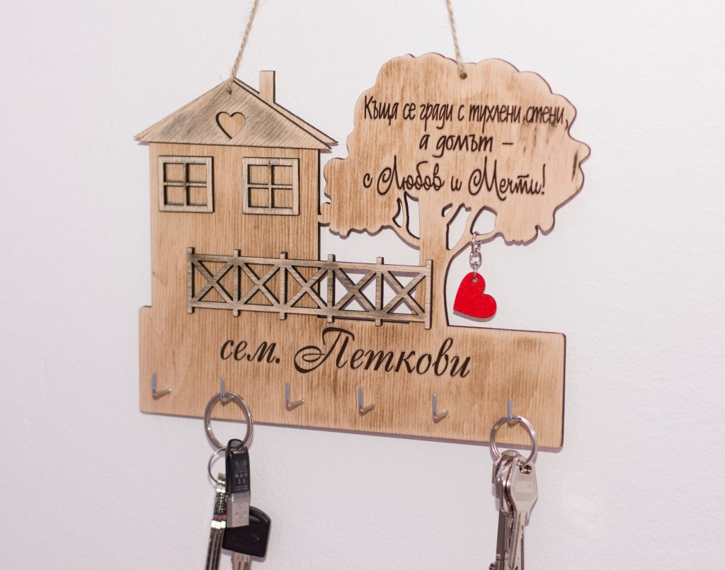Дървена поставка за ключове с къща / Wooden keyholder with a&nbsp;house