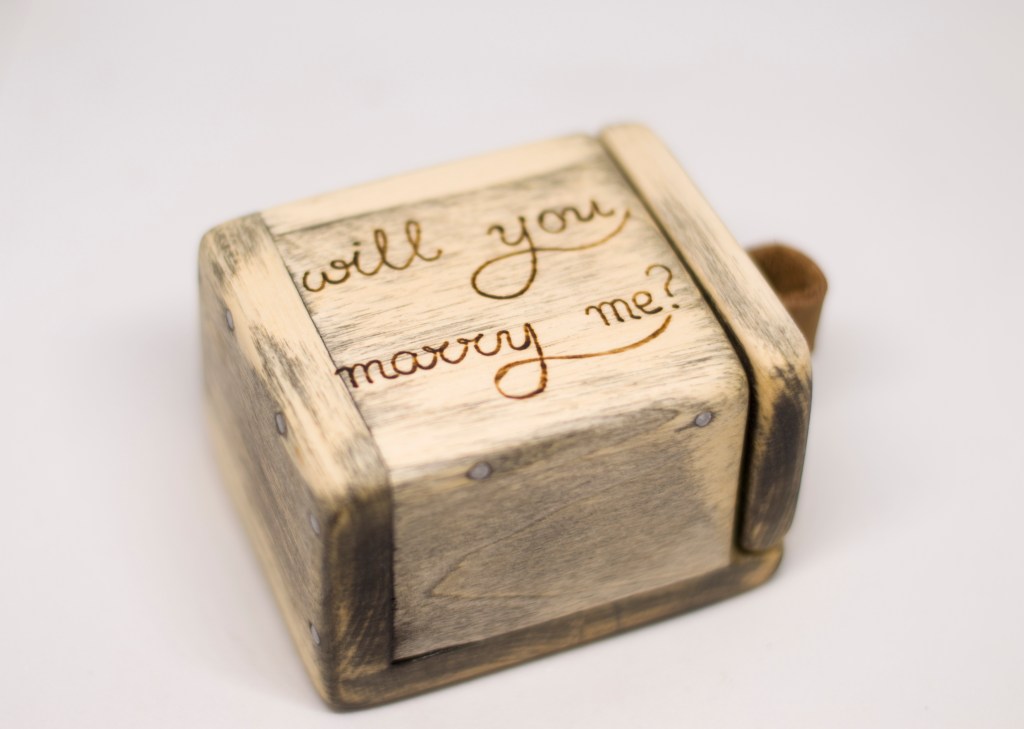 Дървена кутийка за пръстен / Wooden ring&nbsp;box